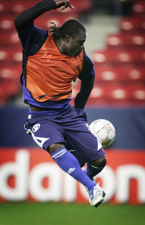 DBGame-包含沙尔克迎战全胜，主场帅势破冰的词条