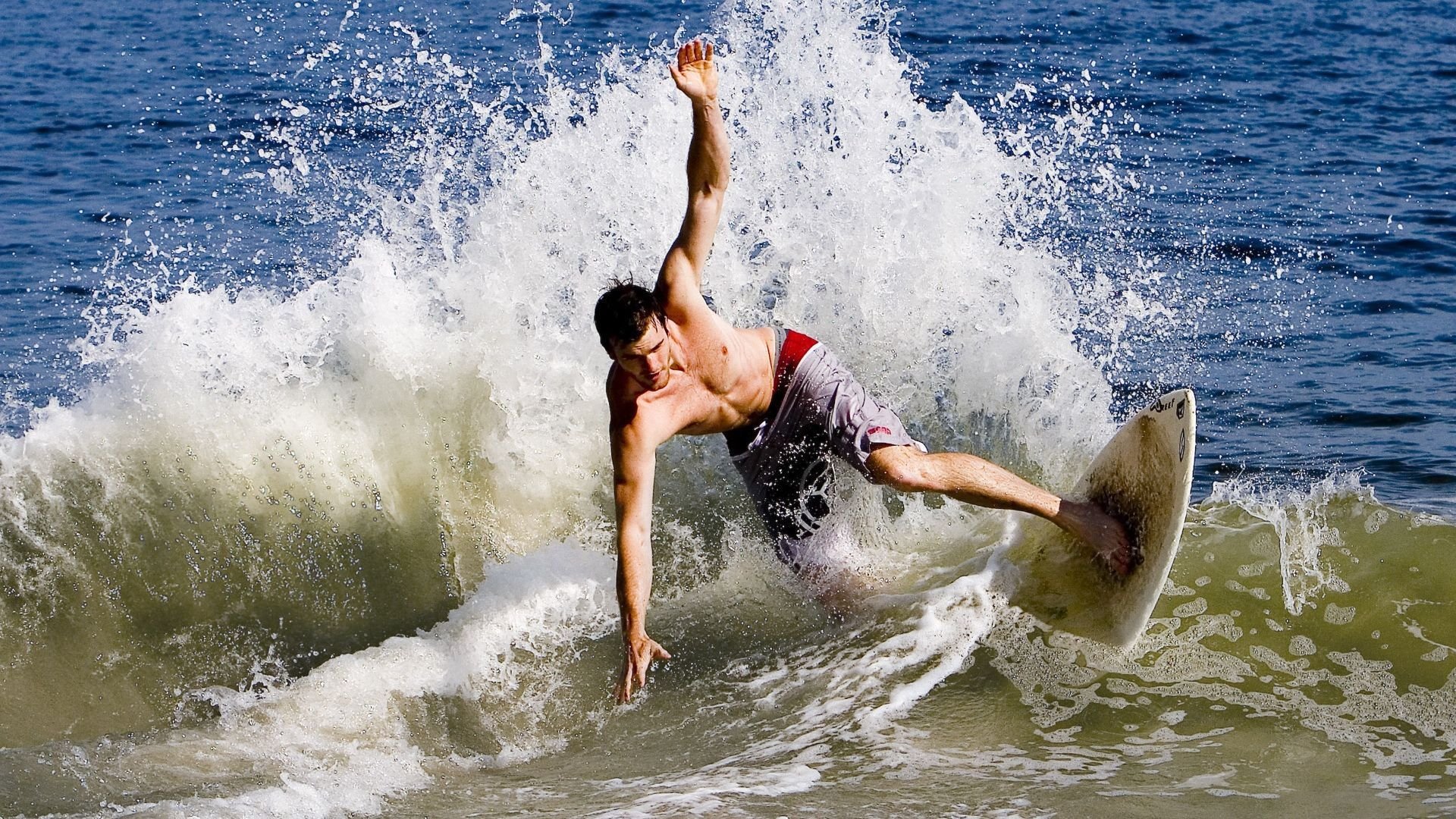 塞维利亚的厄瓜多尔之魂，阿拉巴如何统治一场不存在的对决