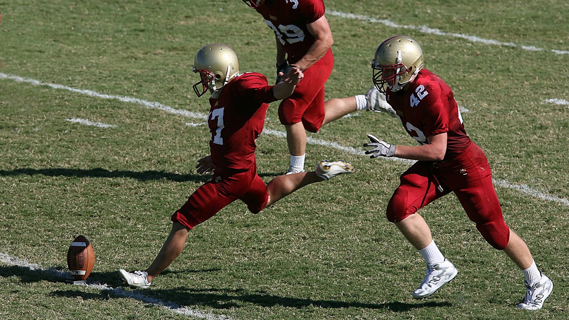 当红蓝遇见东方红，巴萨轻取中国，马丁内利点燃赛场上的文化燎原